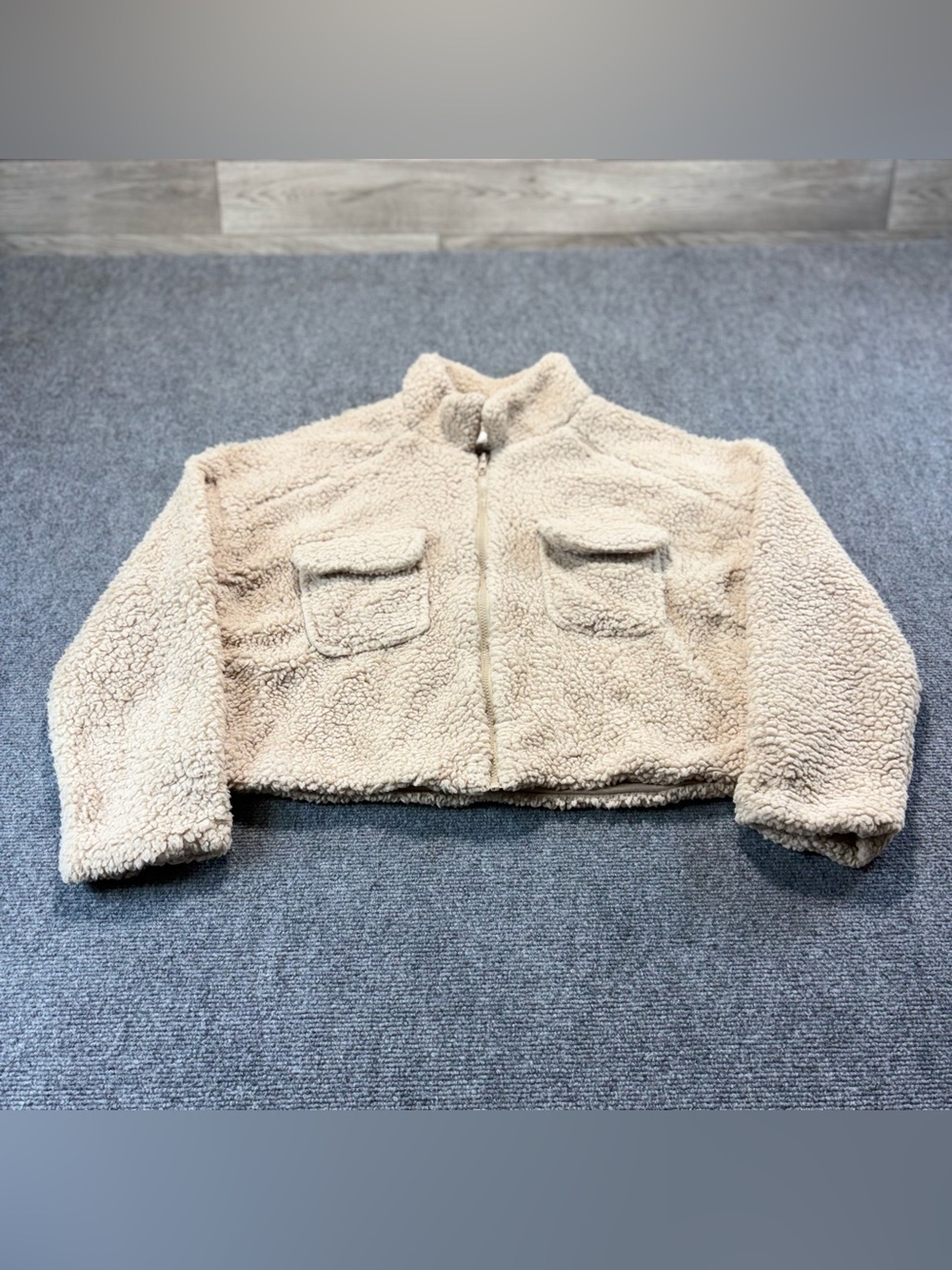 HYFVE Cream Sherpa Cropped Full Zip Teddy Fleece Jacket Women's Size M
Cozy
